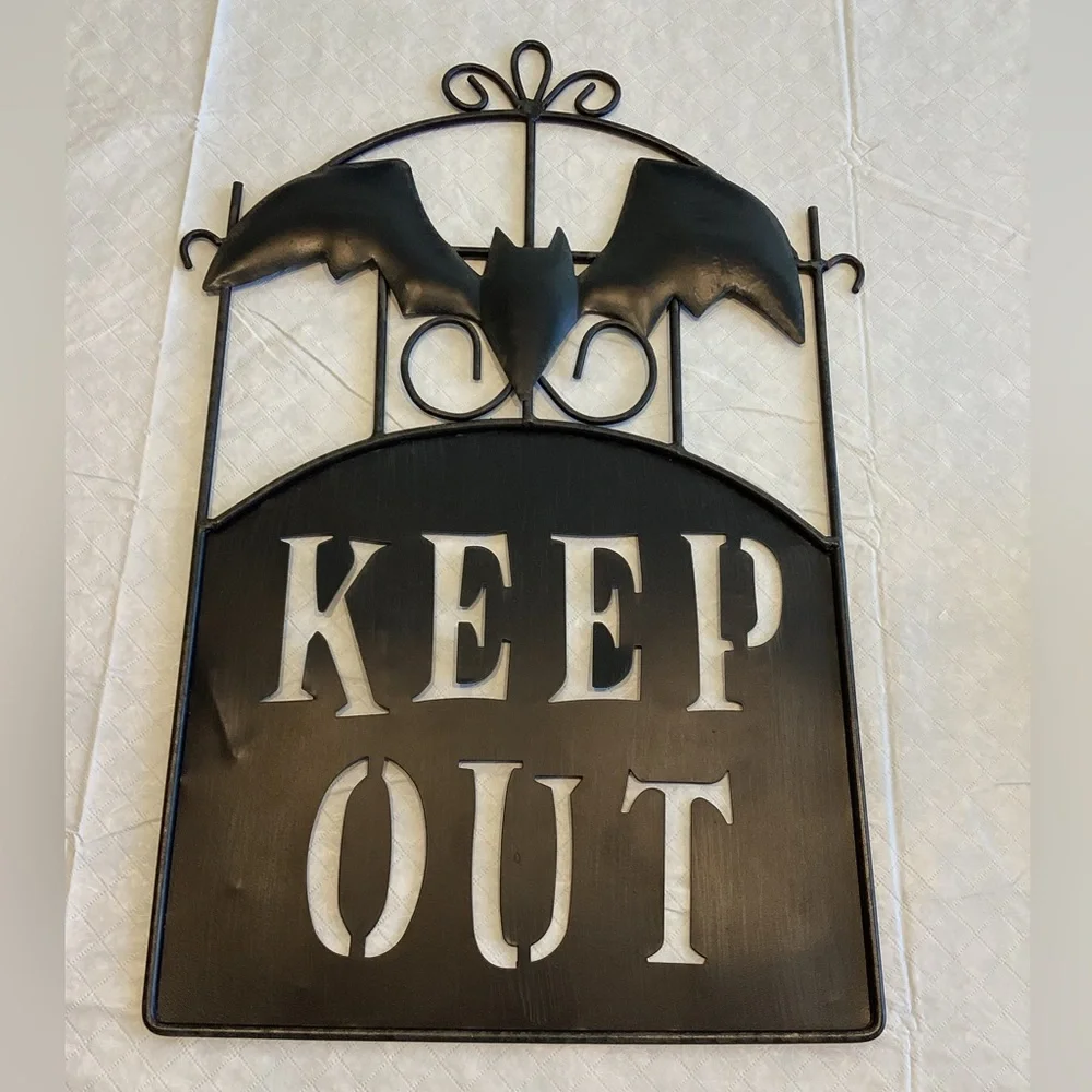 Metal 👻 KEEP OUT Sign - Picture 1 of 5